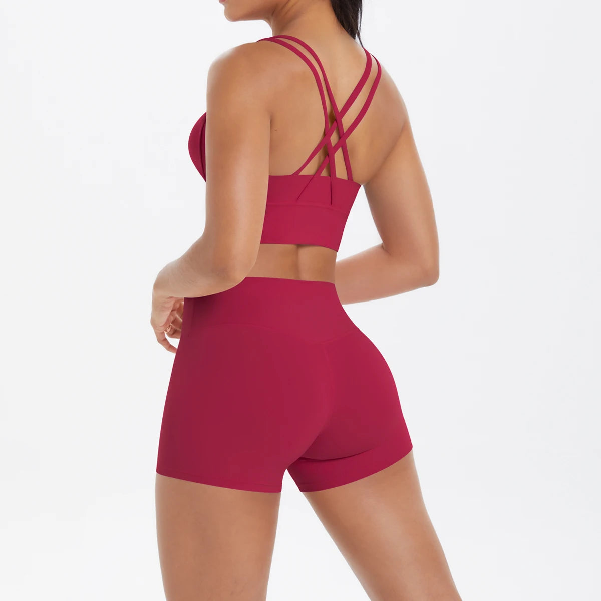 weinrotes Damen Yoga-Set von hinten: Sport-BH mit gekreuzten Trägern und kurze Shorts