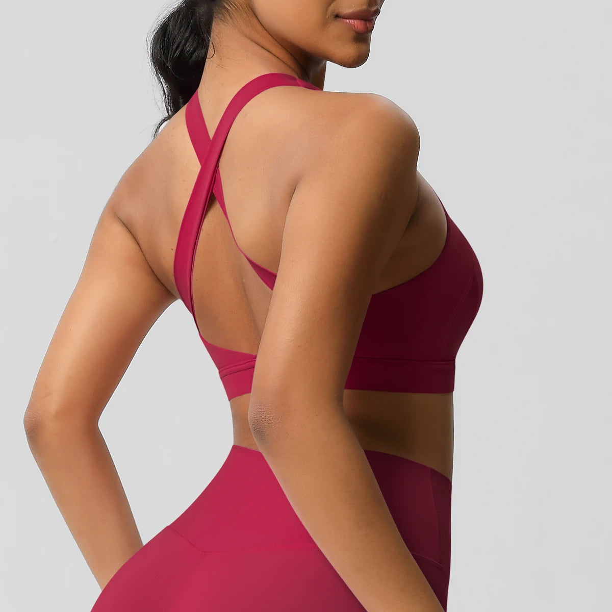 Sport-Crop-Top nackenfrei, weinrot, Rückansicht mit gekreuzten Trägern