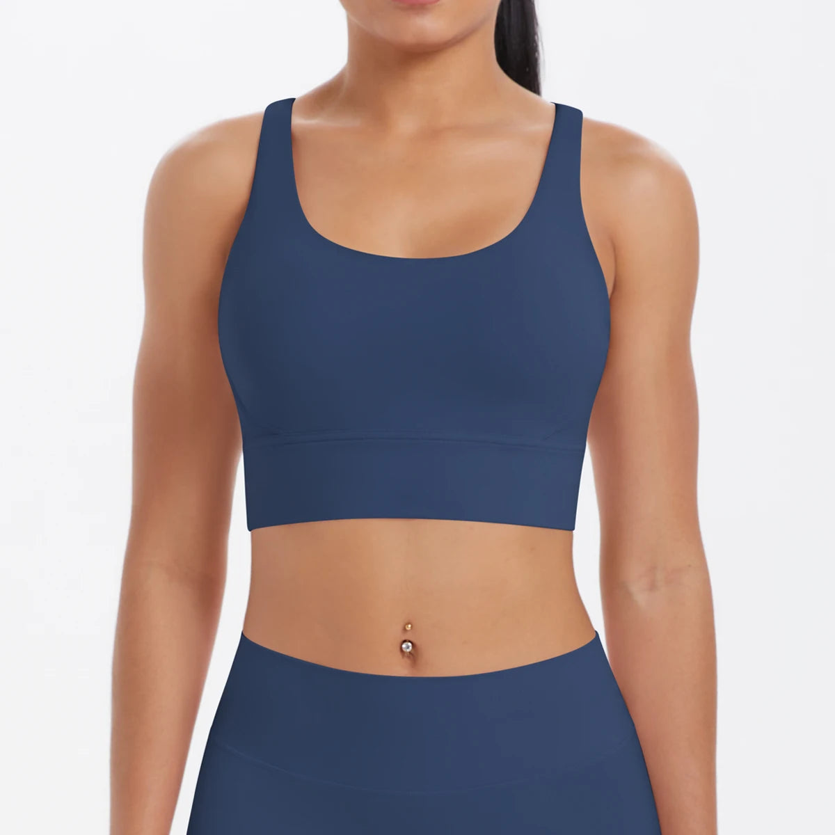 Sporttop in Dunkelblau mit breiten Trägern und glatter Front für Training