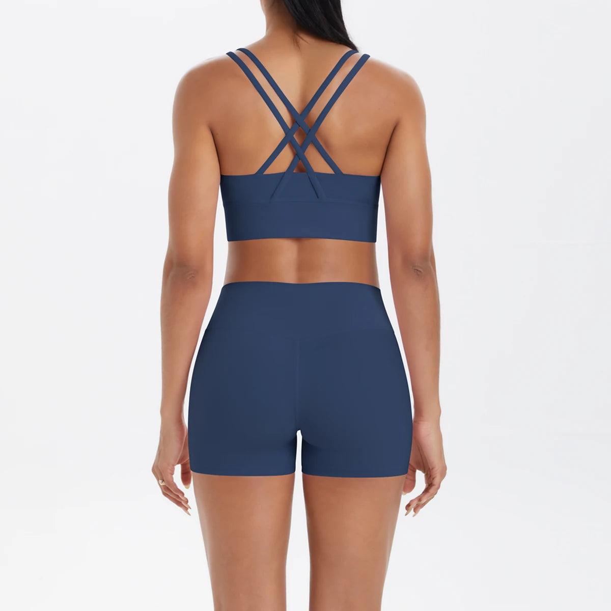 dunkelblaues Damen Yoga-Set von hinten: Sport-BH mit gekreuzten Trägern und kurze Shorts