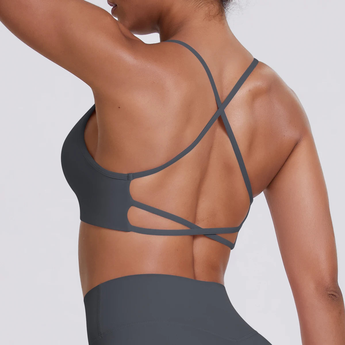 Graphitfarbenes Sport-Crop-Top in Rückansicht, gekreuzte Träger mit Einschnitt