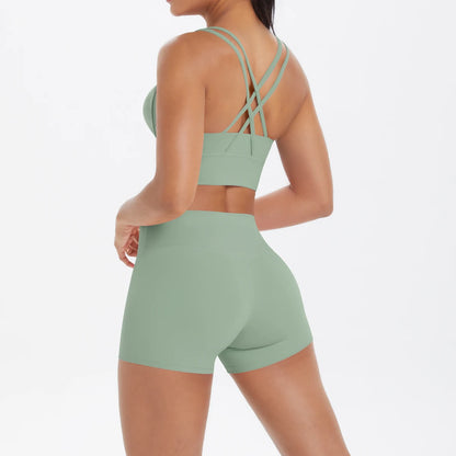 mintgrünes Damen Yoga-Set von hinten: Sport-BH mit gekreuzten Trägern und kurze Shorts