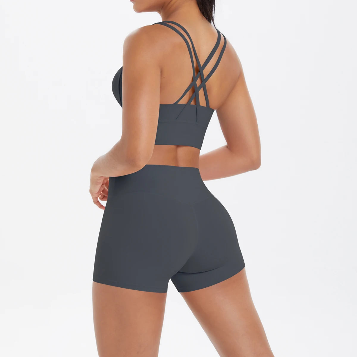 Graphitgraues Yoga-Set mit Sport-BH und Shorts, gekreuzte Rücken-Träger