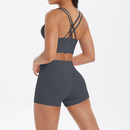 Graphitgraues Yoga-Set mit Sport-BH und Shorts, gekreuzte Rücken-Träger