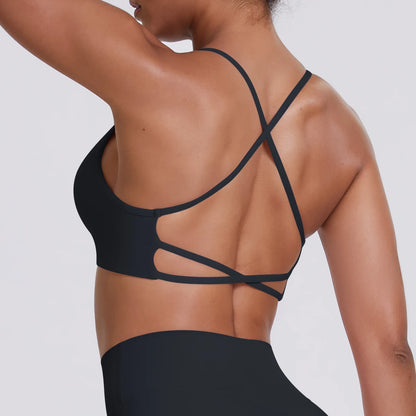 Schwarzes Sport-Crop-Top in Rückansicht, gekreuzte Träger mit Einschnitt-Design