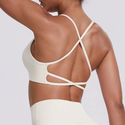Hellivoryfarbenes Sport-Crop-Top, Rückansicht mit gekreuzten Trägern und Einschnitten
