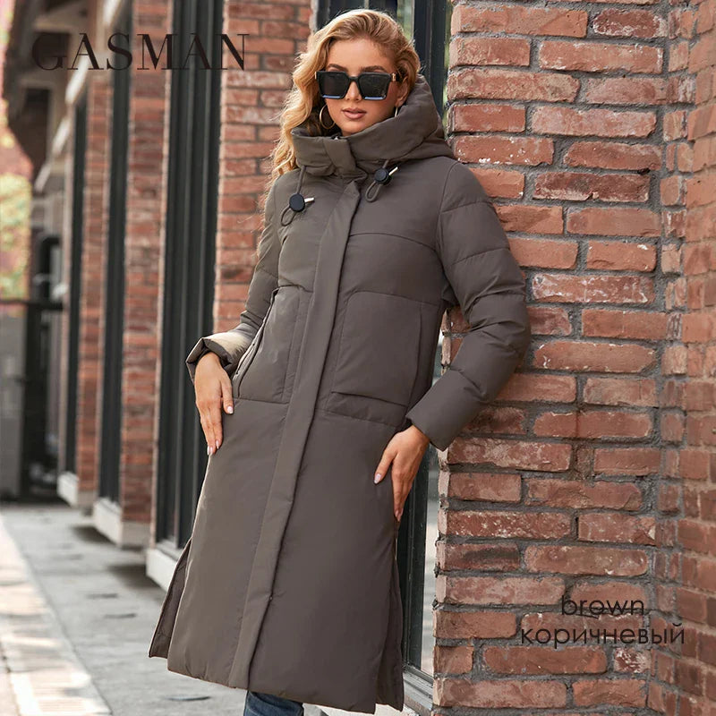 Lange Damen-Winterjacke mit Kunstfell, winddichtem Hut und großen Taschen – Designer-Mantel im Schaflockenstil.