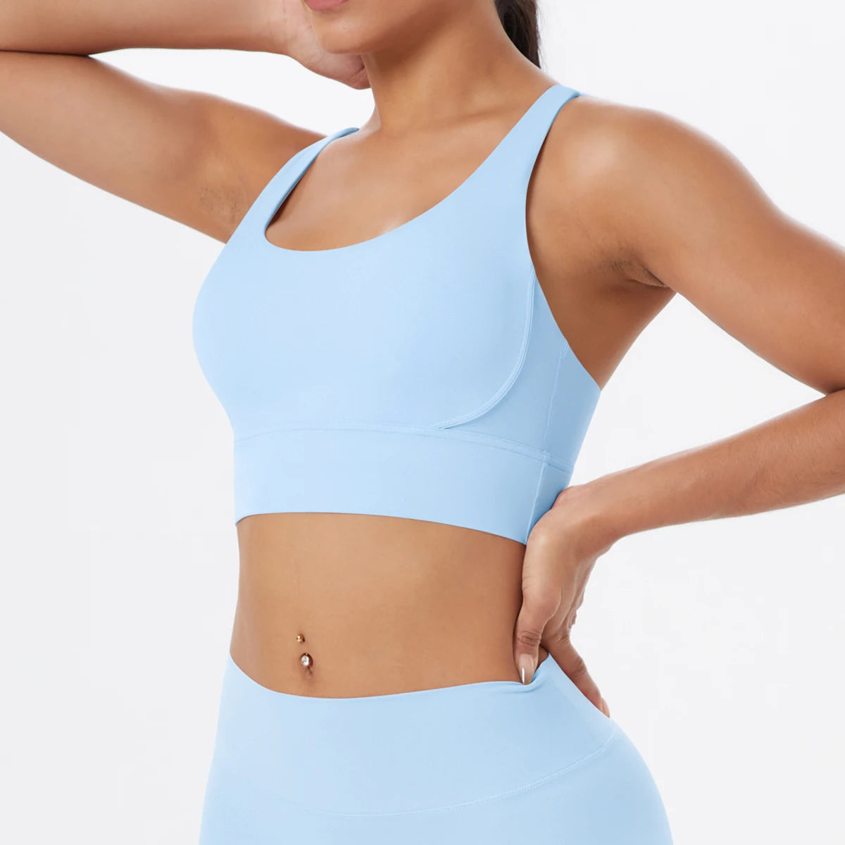 Sporttop in Hellblau mit breiten Trägern, Front-Passe und nahtfrei wirkender Optik