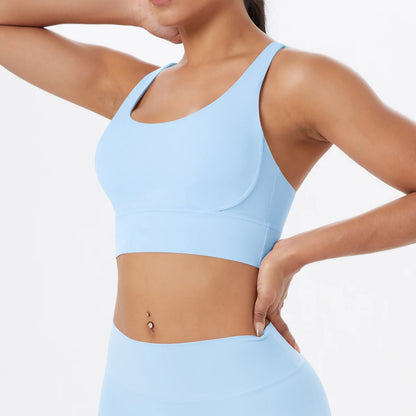 Sporttop in Hellblau mit breiten Trägern, Front-Passe und nahtfrei wirkender Optik