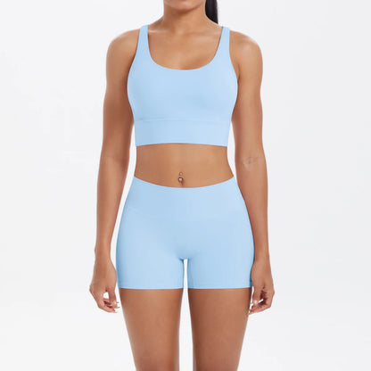 hellblaues Damen Yoga-Set: ärmelloser Sport-BH und kurze Shorts mit figurbetontem Schnitt
