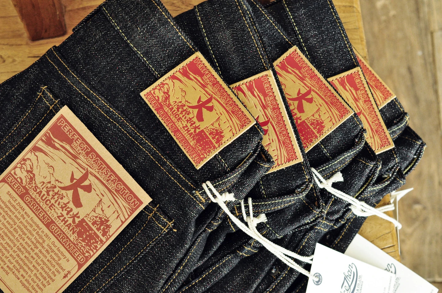 Herren Jeans im Taper Fit aus Raw Denim mit versilberten Knöpfen