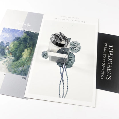 Schlangenring in Geschenk-Set auf Karte, silbernes Schlangenmuster am Ringband