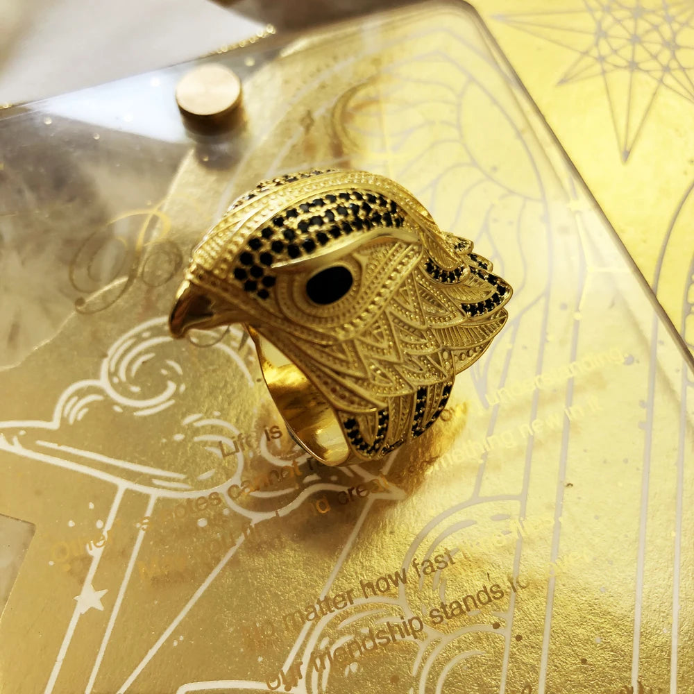 Goldfarbener Cocktailring mit Eulenkopf-Design und schwarzem Auge