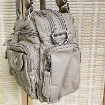 Damen-Schultertasche aus PU-Leder in kompakter Bauweise mit Angenehmer Haptik und Mehrfachfächern