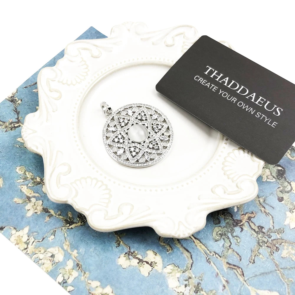Runder Anhänger aus 925 Sterling Silber mit weißem Opal und filigranem Ornamentmuster