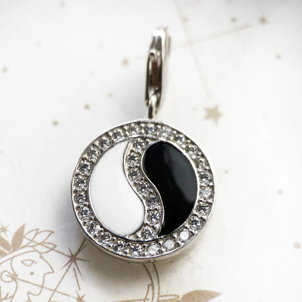 Yin-Yang-Anhänger aus 925er Sterlingsilber mit schwarzem Stein und Zirkonia-Rand