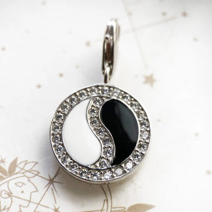 Yin-Yang-Anhänger aus 925er Sterlingsilber mit schwarzem Stein und Zirkonia-Rand