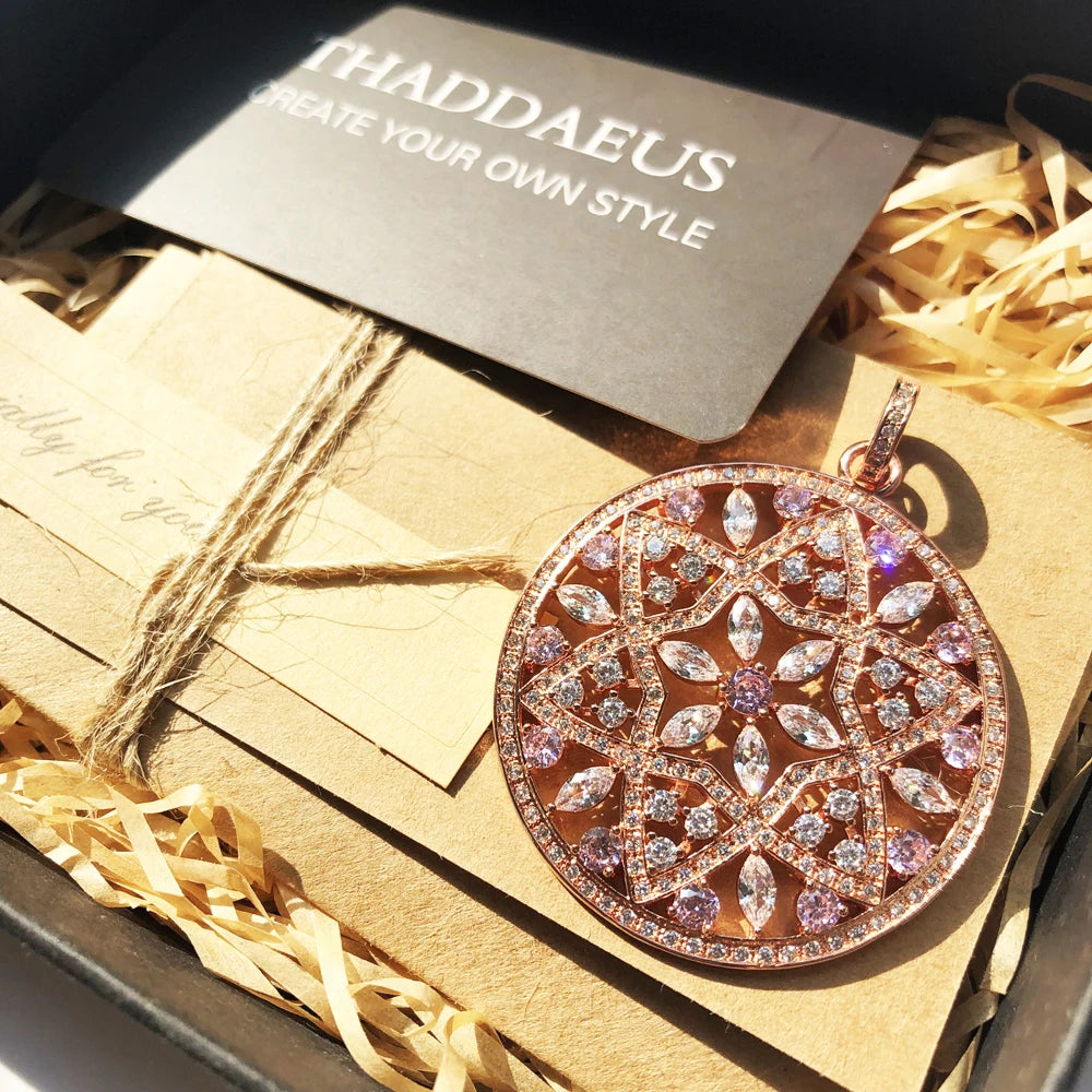 Runder Roségold-Anhänger mit Kristallen, an Geschenkbeileger-Schnur befestigt