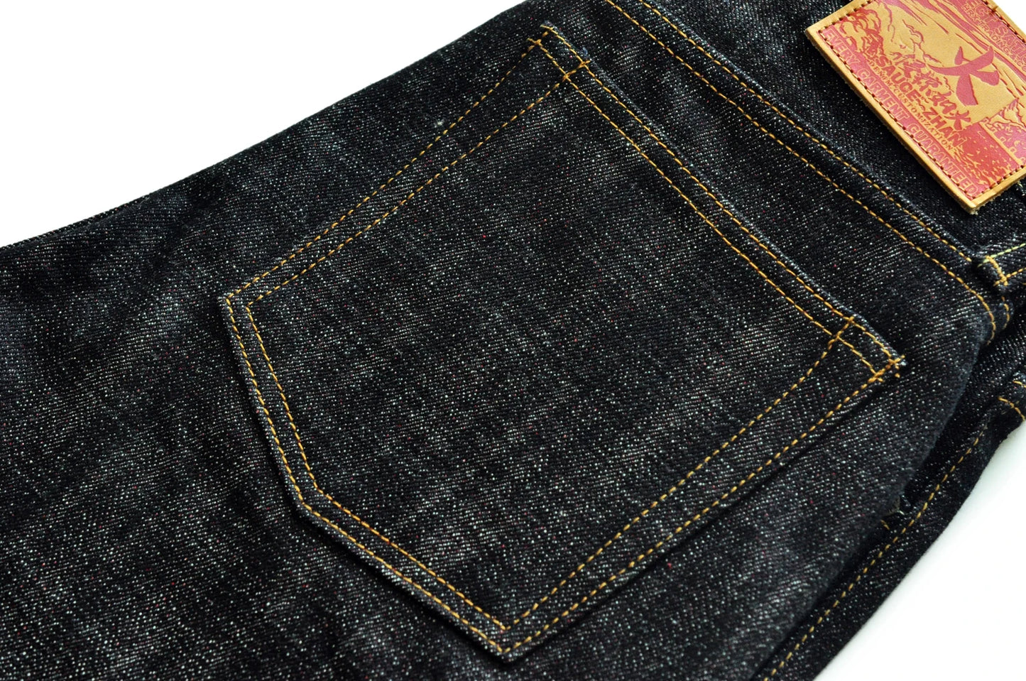 Herren Jeans im Taper Fit aus Raw Denim mit versilberten Knöpfen