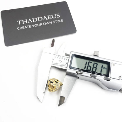 Tigerkopf-Charm aus goldfarbenem 925-Sterlingsilber, Seitenansicht am Messschieber