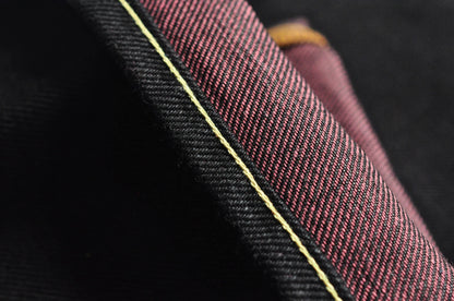 Herren Jeans aus Selvedge Denim mit doppelseitiger Färbung und gerader Passform