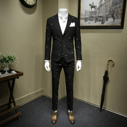 Eleganter Herrenanzug aus 70% Wolle, einreihig, schmal geschnitten mit Weste und Hose in tiefem Blau – ideal für formelle Anlässe und Hochzeiten.