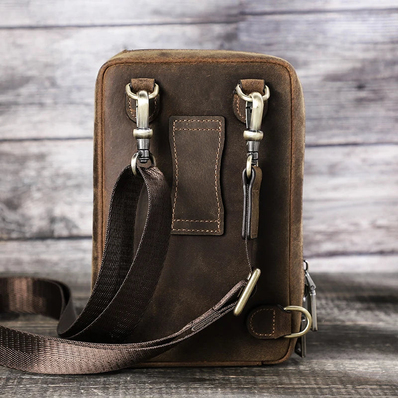 Kompakte Herren-Gürteltasche aus Leder, braune Oberfläche, mit verstellbarem Schultergurt