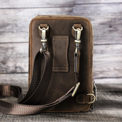 Kompakte Herren-Gürteltasche aus Leder, braune Oberfläche, mit verstellbarem Schultergurt