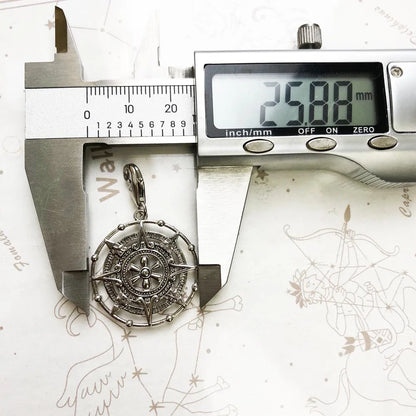 Runder Anhänger aus Sterlingsilber mit Kompass-Design und filigranen Gravuren