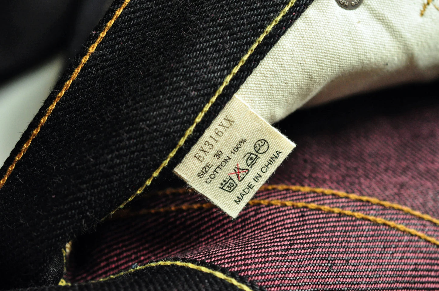 Herren Jeans aus Selvedge Denim mit doppelseitiger Färbung und gerader Passform