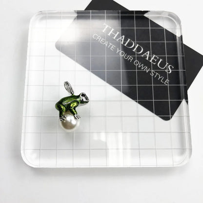 Damen-Charm-Anhänger Frosch und Perle Winter süß aus Sterlingsilber