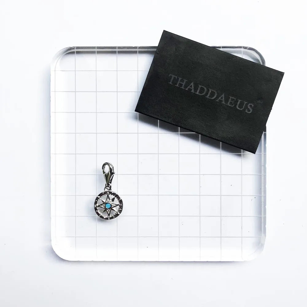 Kompass-Anhänger aus Sterlingsilber mit blauem Stein, am Karabinerverschluss