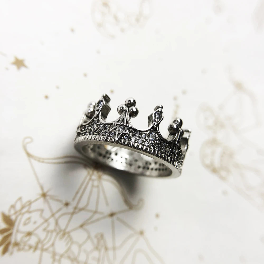 Kronenring aus 925-Sterlingsilber mit Zirkonia und strukturierter Bandoberfläche