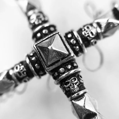 Nahaufnahme: Kreuz-Anhänger aus 925 Silber mit schwarzen Zierringen und Nieten