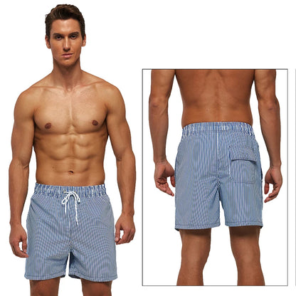 Kurze Herren-Shorts mit Print, Reißverschlusstaschen und schnelltrocknendem Material – ideal für Strand und Sport.