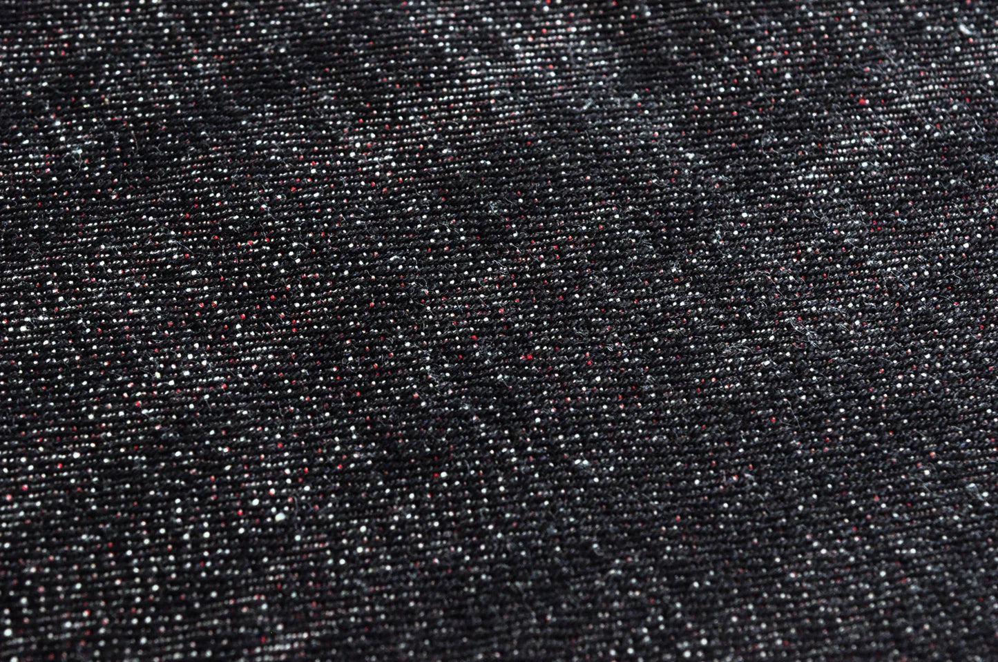 Herren Jeans im Taper Fit aus Raw Denim mit versilberten Knöpfen