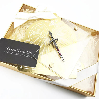 Schwert-Anhänger in goldener Geschenkbox, filigranes silbernes Design
