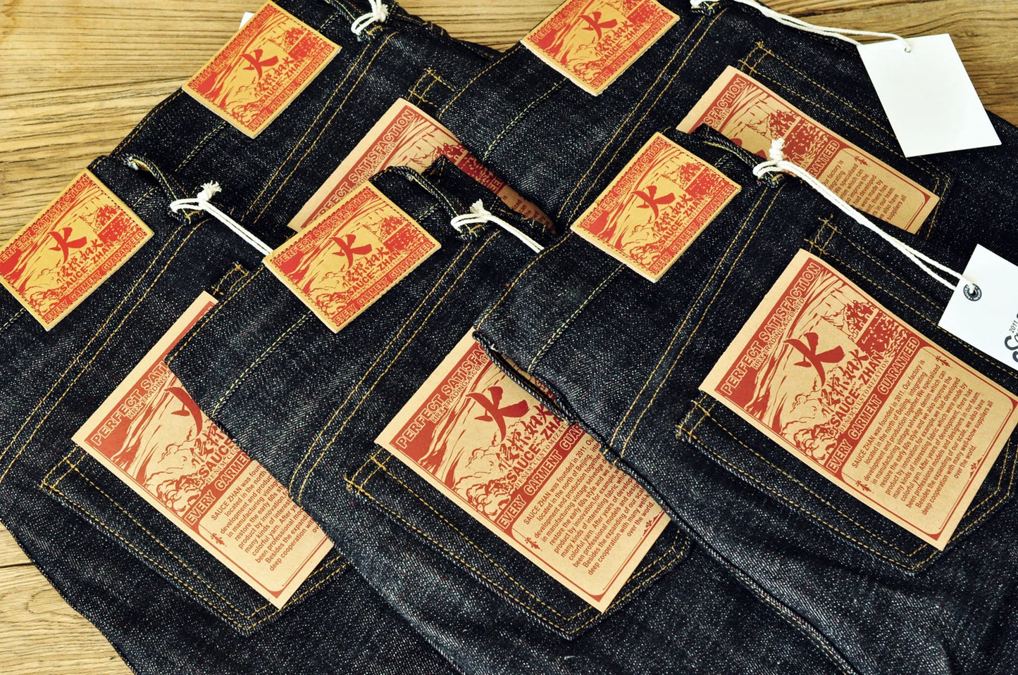 Herren Jeans im Taper Fit aus Raw Denim mit versilberten Knöpfen