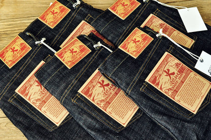 Herren Jeans im Taper Fit aus Raw Denim mit versilberten Knöpfen