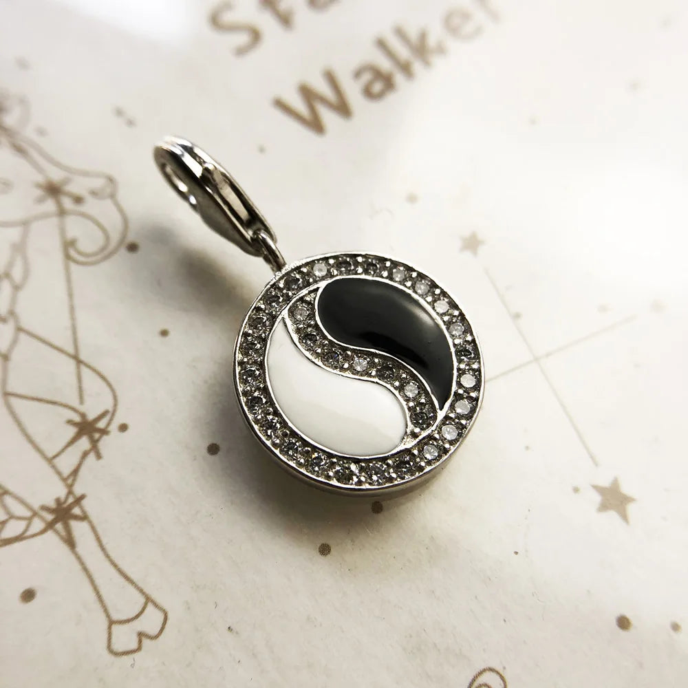 Yin-Yang-Anhänger mit schwarzem Stein und Zirkonia-Rand, silberne Öse