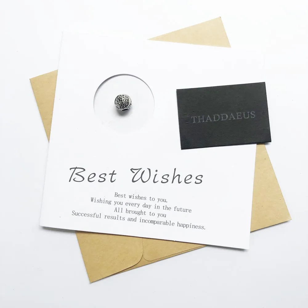 Runder 925er Sterlingsilber-Charm mit Sternzeichen-Motiv auf Karte „Best wishes“