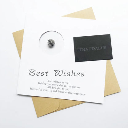 Runder 925er Sterlingsilber-Charm mit Sternzeichen-Motiv auf Karte „Best wishes“