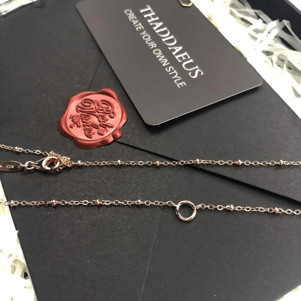 Halskette mit rundem Ringanhänger in Roségold, auf Schmuckkarte präsentiert