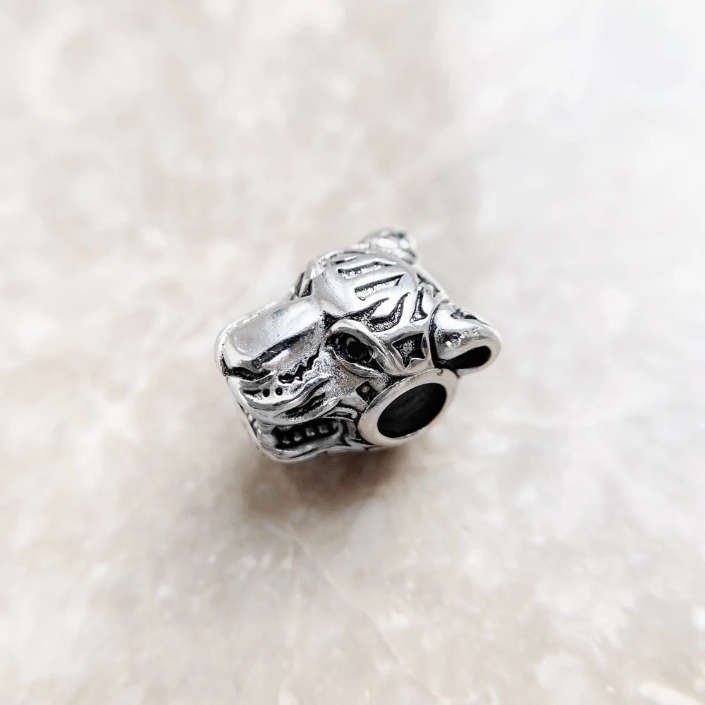 Tigerkopf-Charm aus 925 Sterlingsilber, Seitenansicht des Reliefs