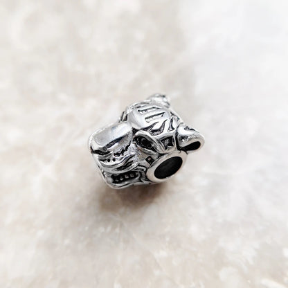 Tigerkopf-Charm aus 925 Sterlingsilber, Seitenansicht des Reliefs