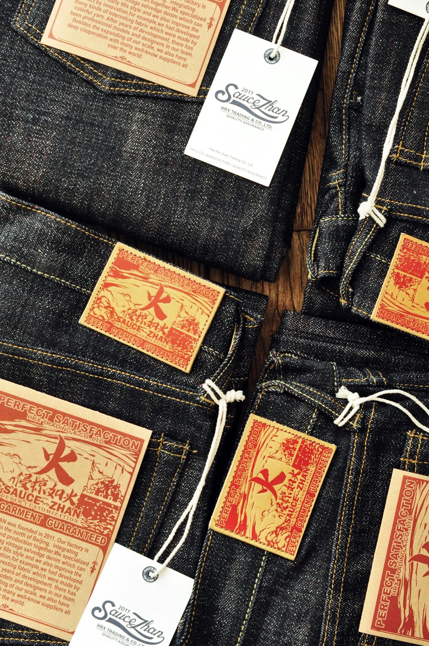 Herren Jeans im Taper Fit aus Raw Denim mit versilberten Knöpfen