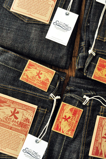 Herren Jeans im Taper Fit aus Raw Denim mit versilberten Knöpfen