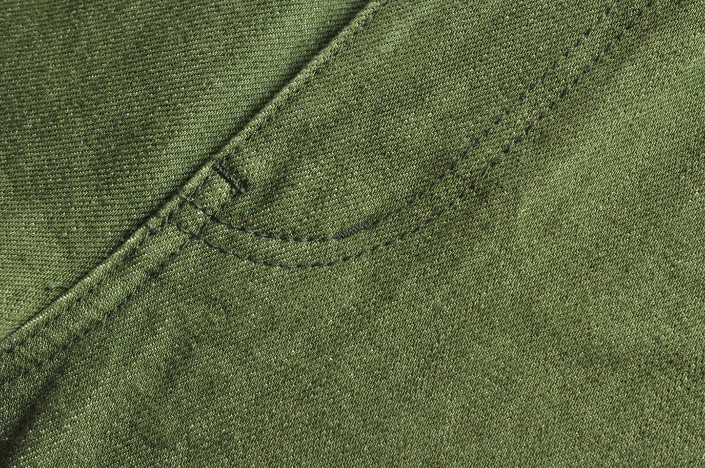 Herren Jeans in Vulkanisiertem Olivgrün mit Slim Fit und Reißverschluss