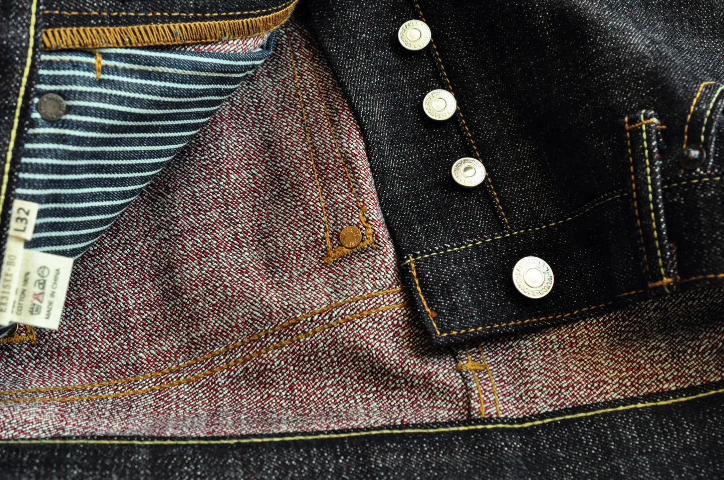 Herren Jeans im Taper Fit aus Raw Denim mit versilberten Knöpfen