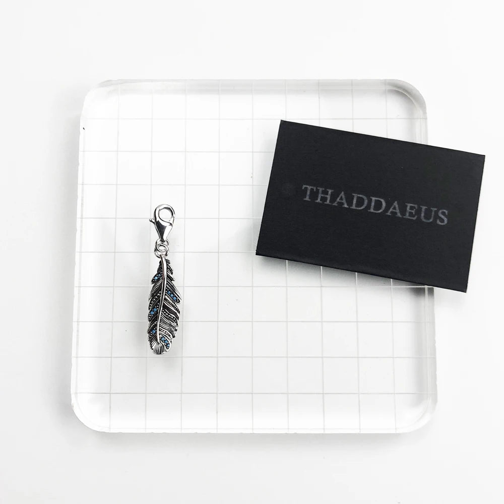 Feder-Anhänger aus 925 Sterling Silber mit blauem Einsatz, an Karabineröse